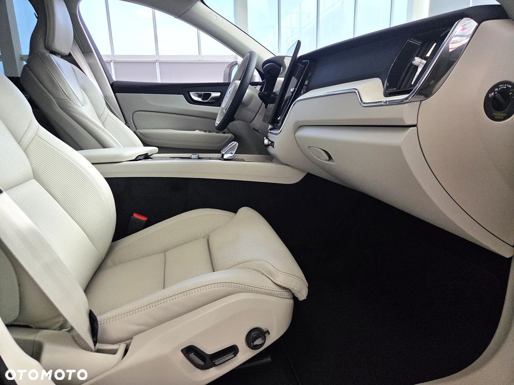 Volvo XC 60 B5 B AWD Plus Bright - 17