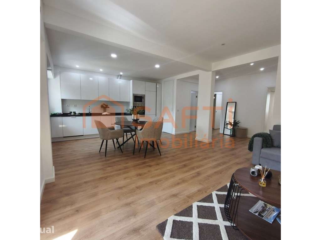 Apartamento T3 com varanda aberta, remodelado e mobilado, em Lisboa - Grande imagem: 2/18