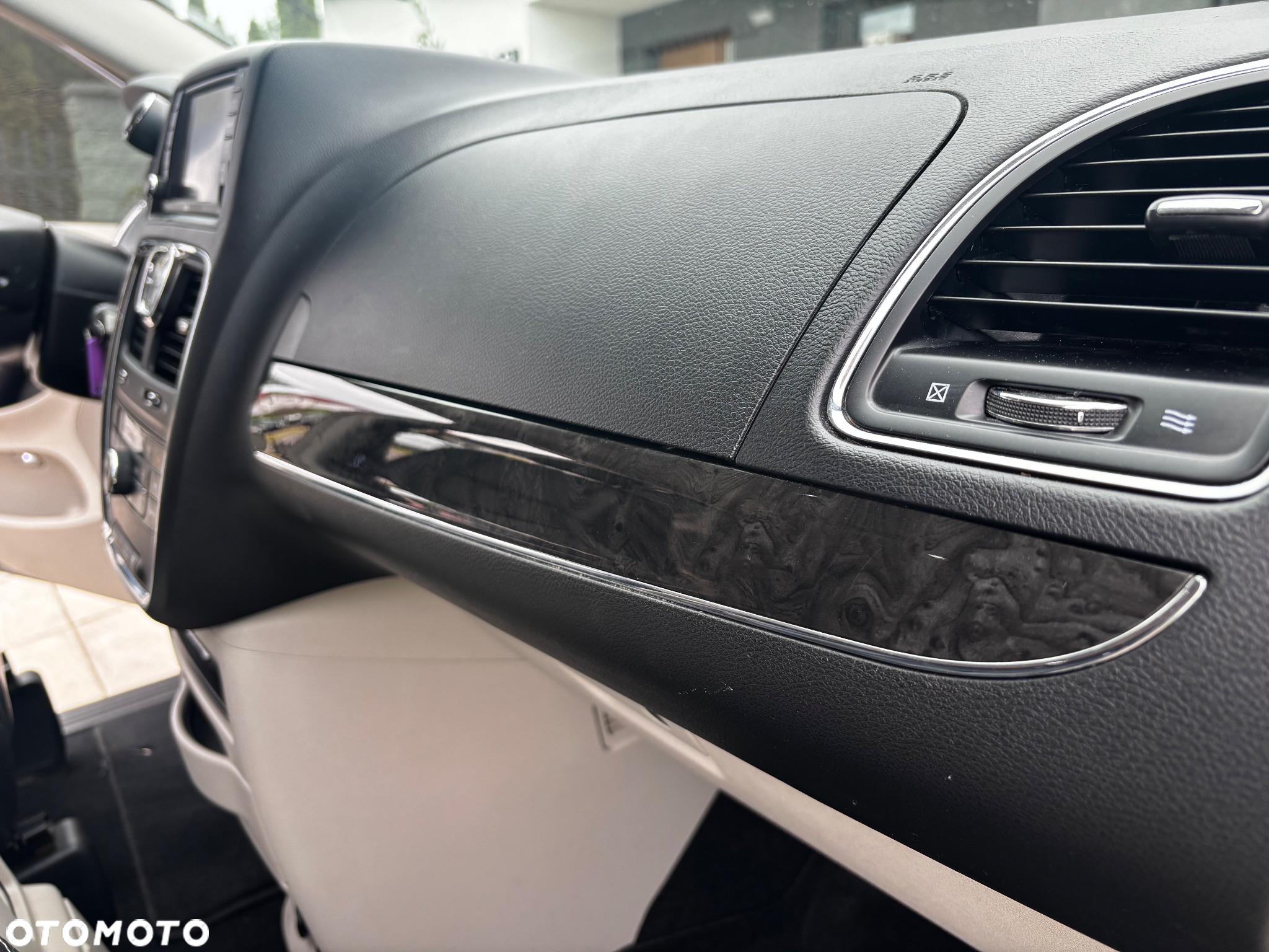 Chrysler Town & Country 3.6 Limited - 39