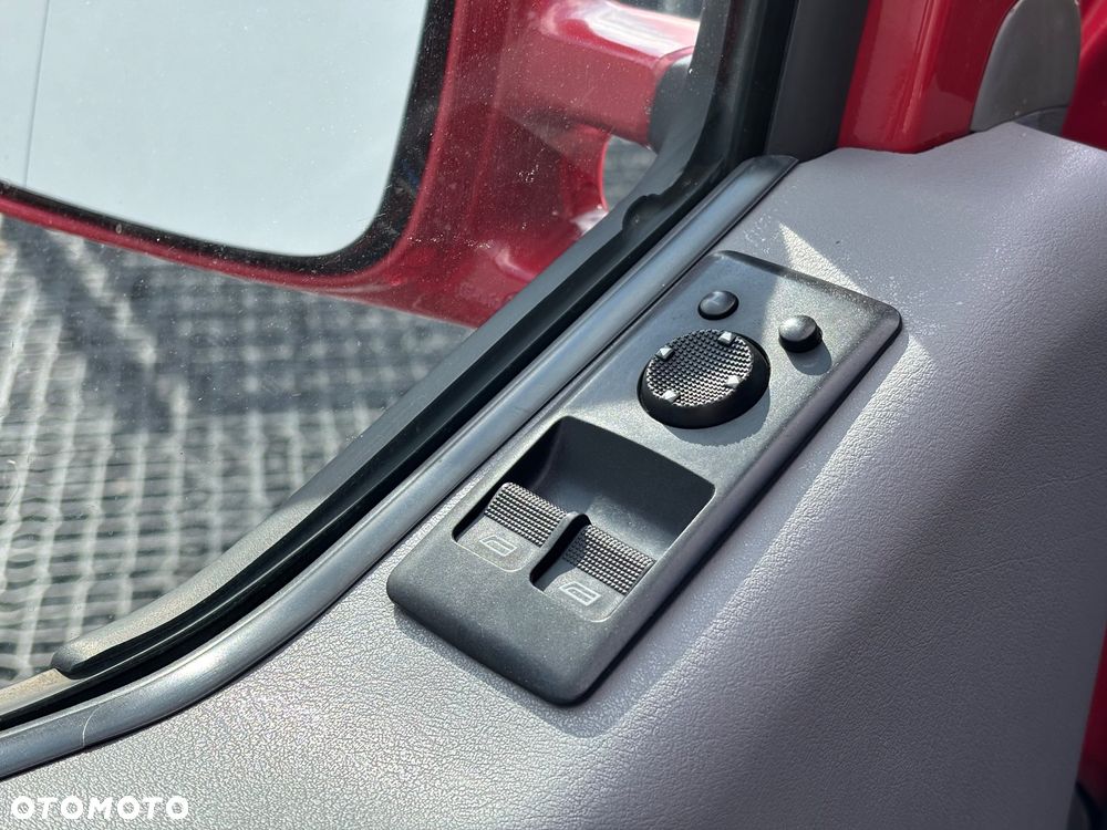 Volkswagen Multivan - 11