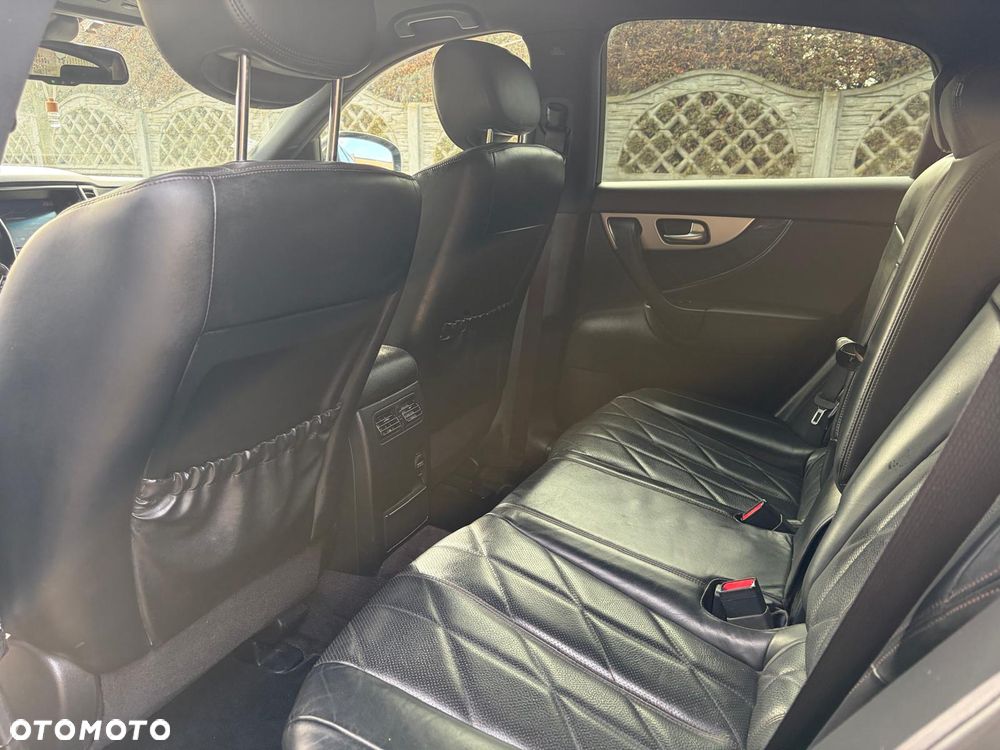 Infiniti QX70 - 17