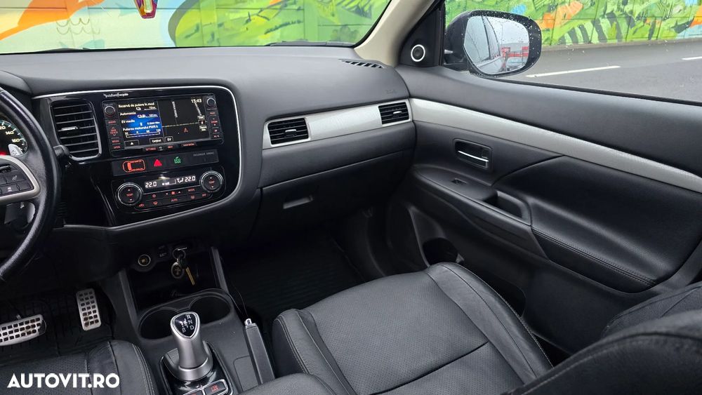 Mitsubishi Outlander 2.0 4WD Plug-In Hybrid Top - 23