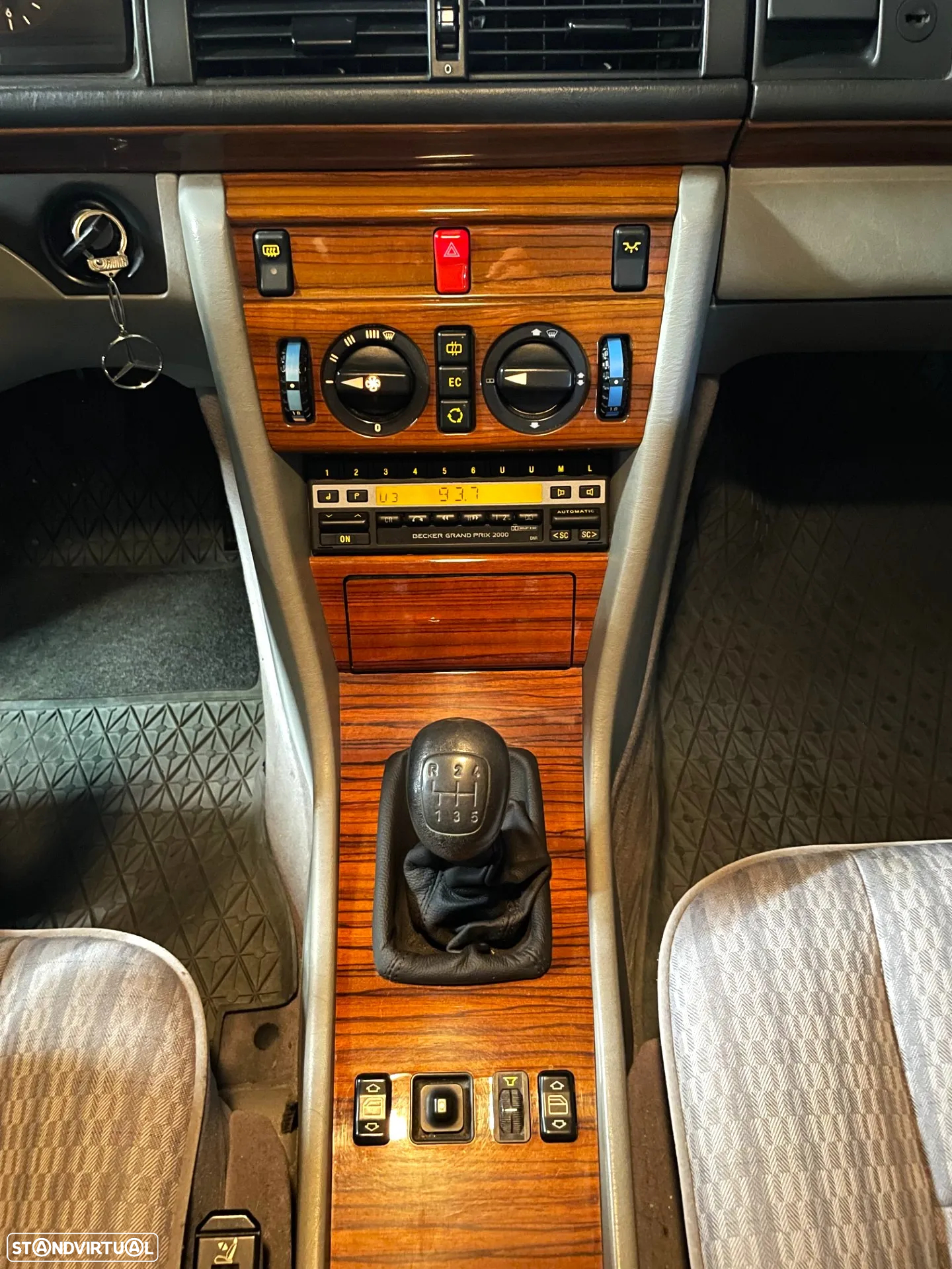 Mercedes-Benz 300 E-24 - 9