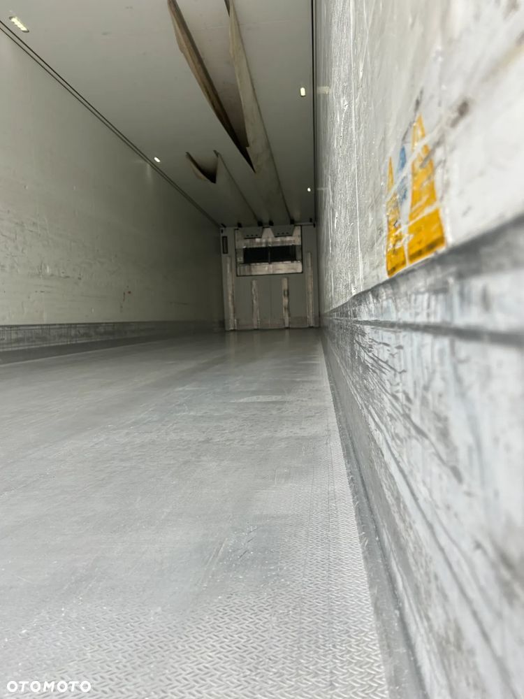 Schmitz Cargobull CARRIER VECTOR 1550 / WINDA z UDT / GRUBA ŚCIANA 7 CM / 4 ZAMKNIĘCIA / OŚ PODNOSZONA / BARDZO ŁADNE OPONY / AGREGAT TYLKO 2952 MOTOGODZIN !! - 36