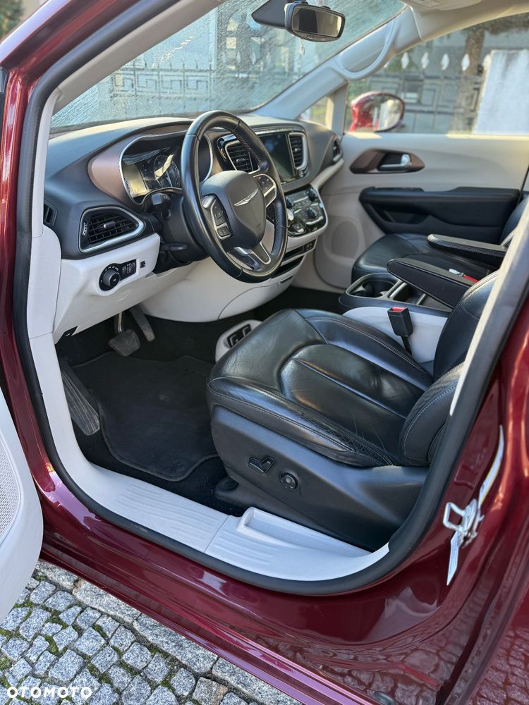 Chrysler Pacifica - 11