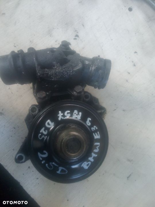 BMW e39 M57 D25 omega 2,5D pompa wody obudowa termostatu - 1