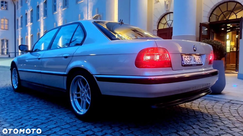 BMW Seria 7 740i - 8