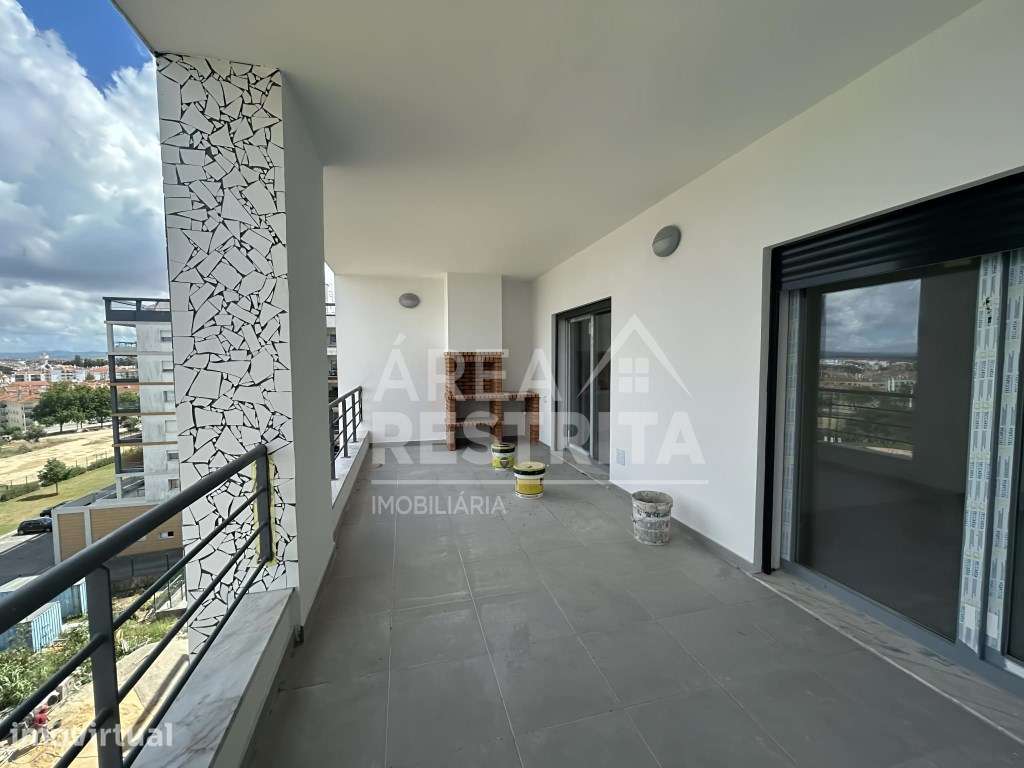 APARTAMENTO T2 NOVO COM TERRAÇO, PARQUEAMENTO E ARRECADAÇAO, CONDOM... - Grande imagem: 5/20