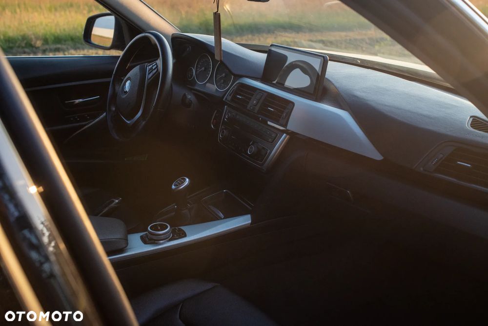 BMW Seria 3 318d Luxury Line - 29