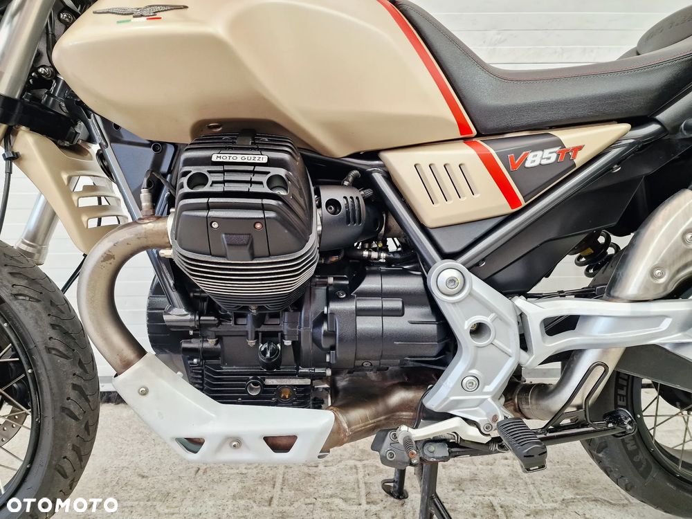 Moto Guzzi V85 - 12