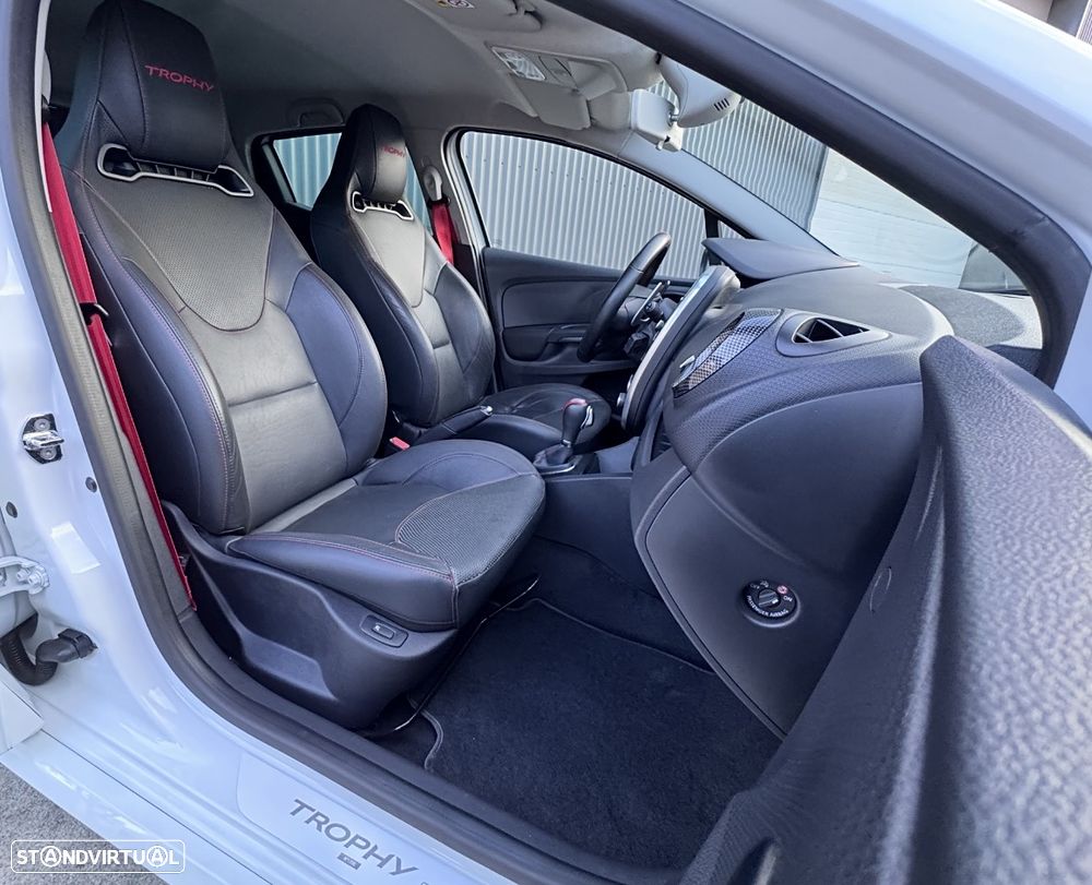 Renault Clio TCe 220 EDC R.S. Trophy - 36