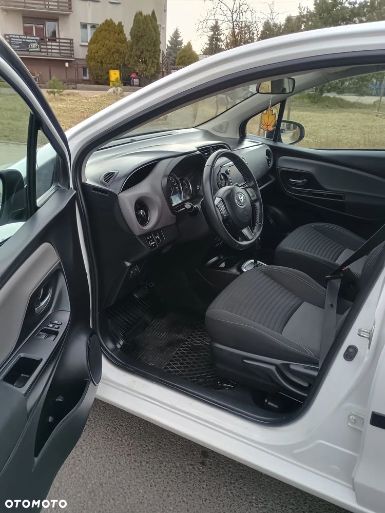 Toyota Yaris Hybrid 100 Sol - 11