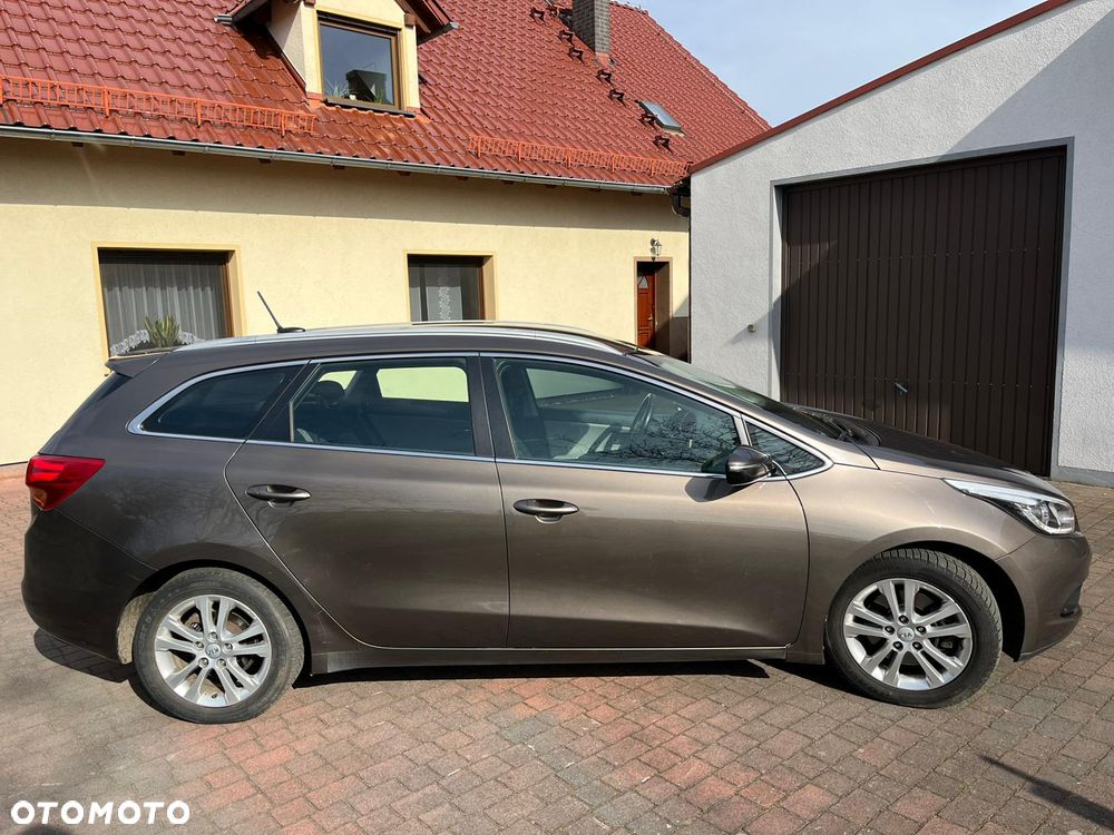 Kia Ceed 1.6 CRDi 128 Fifa World Cup Edition - 4