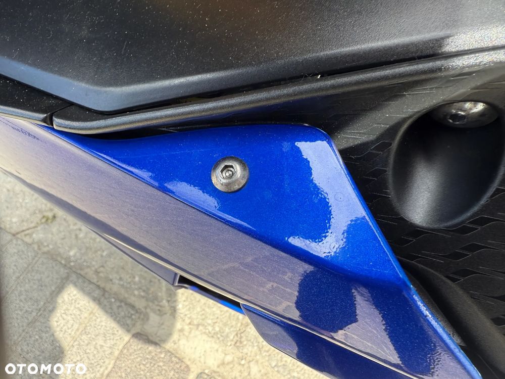 Yamaha R1 - 18