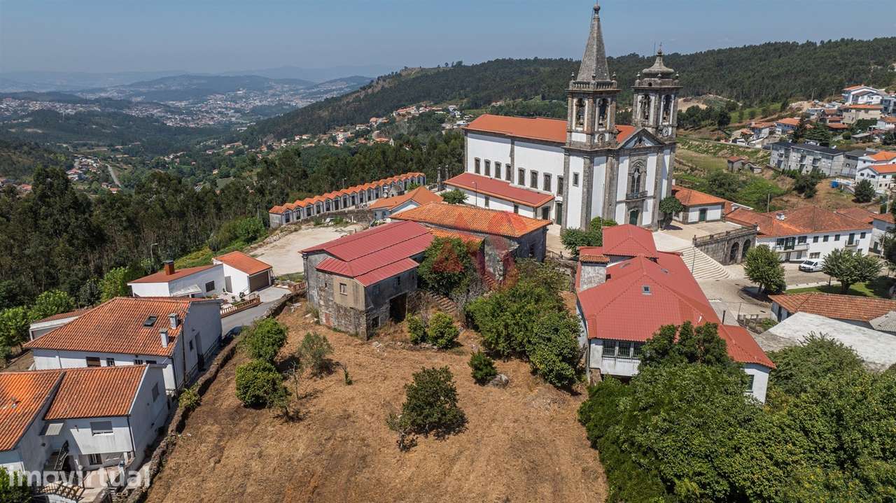 Moradia Centenária Para Recuperação Com Terreno de Construção — NÍVEL - Grande imagem: 3/25