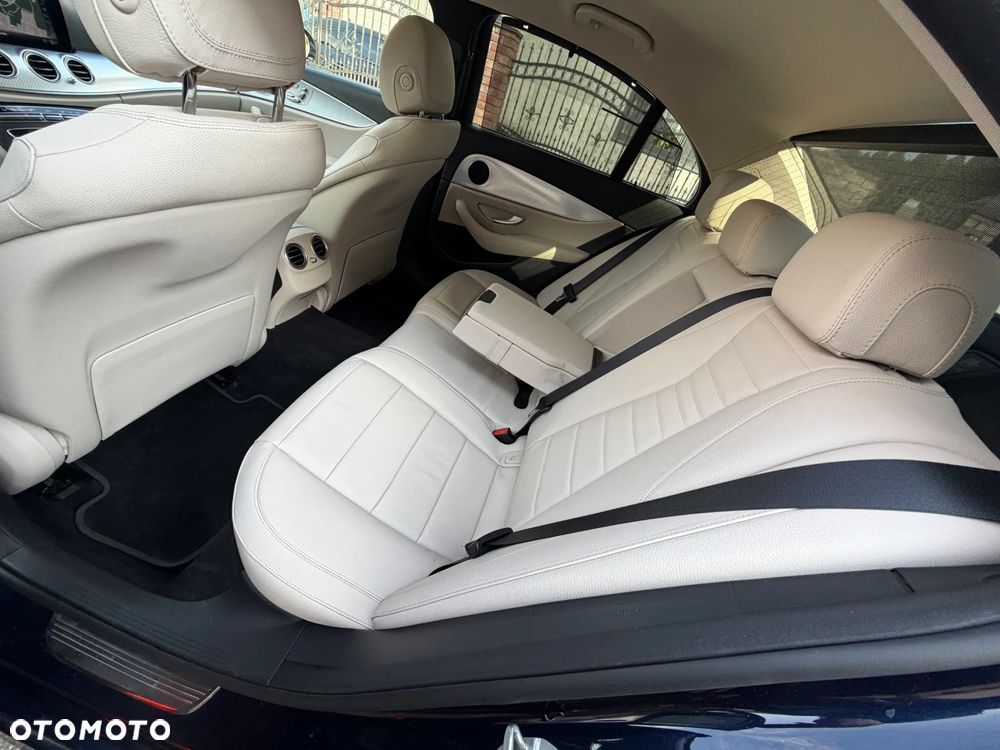 Mercedes-Benz Klasa E 220 d 4-Matic 9G-TRONIC - 31