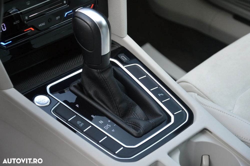 Volkswagen Passat 2.0 TDI DSG Highline - 19