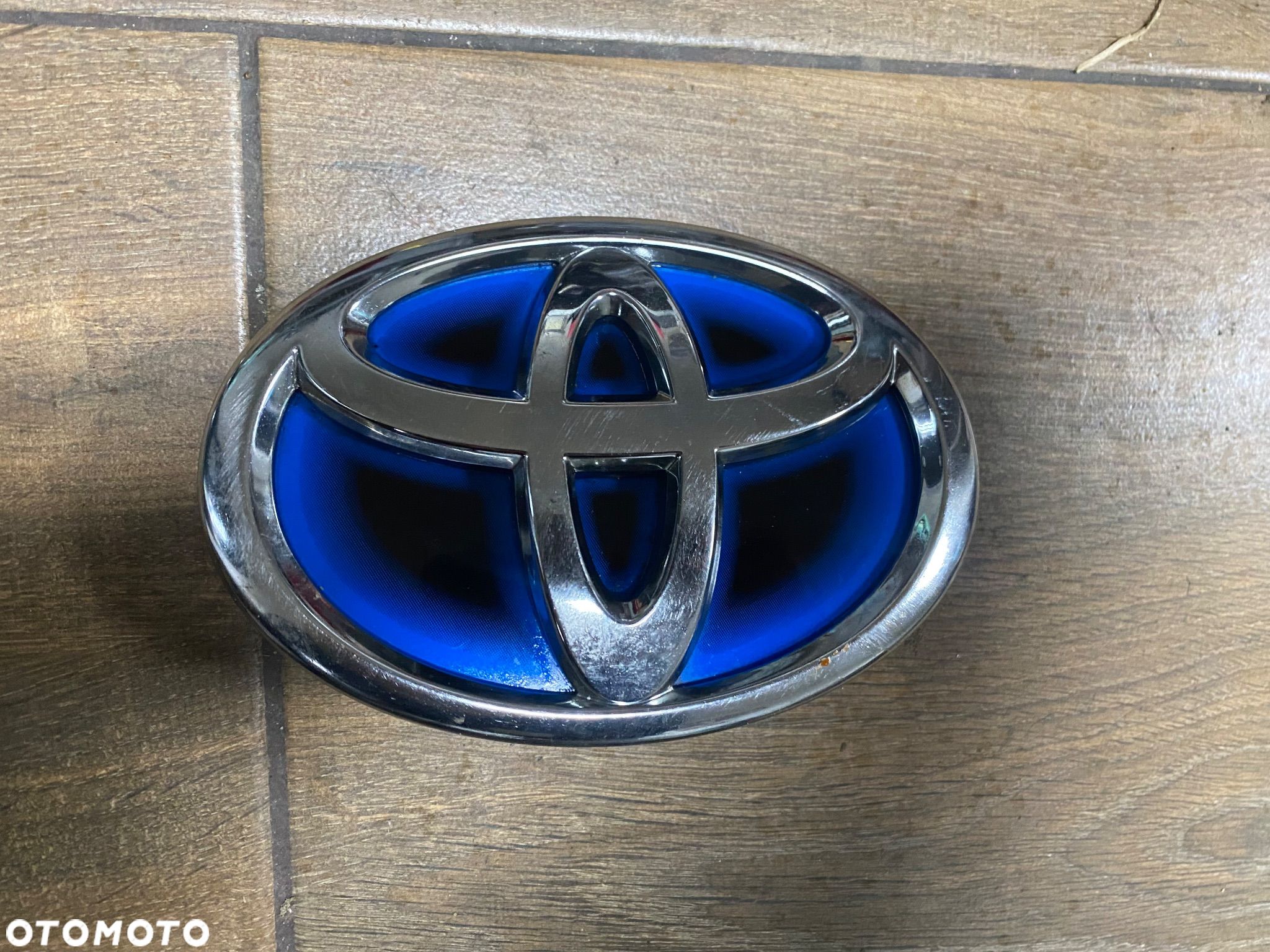 ZNACZEK EMBLEMAT TOYOTA YARIS III LFIT HYBRID ORG. - 1