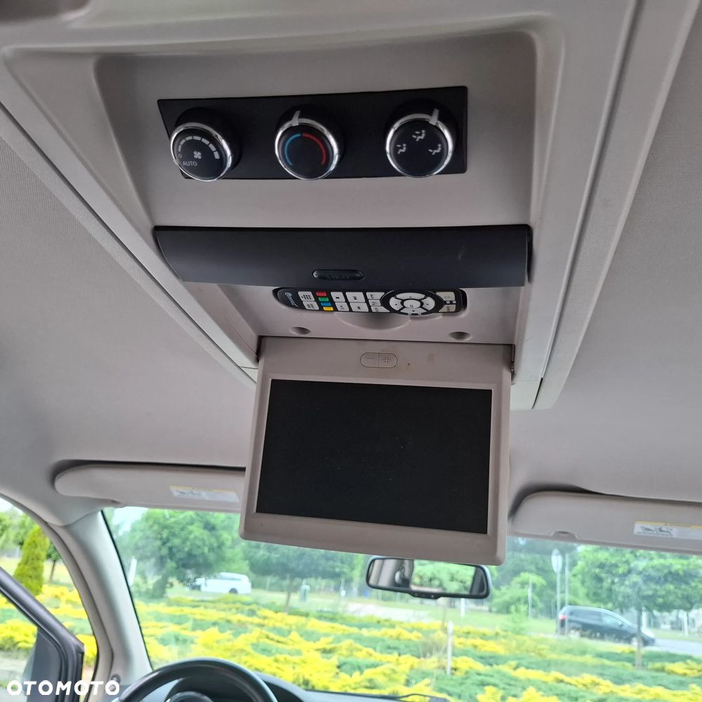 Chrysler Town & Country - 14