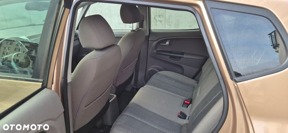 Kia Venga - 13