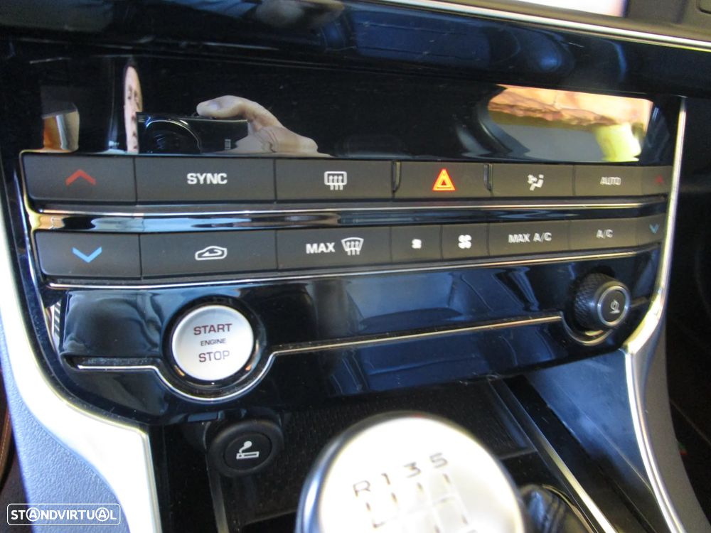 Jaguar XE 2.0 D R-Sport - 29