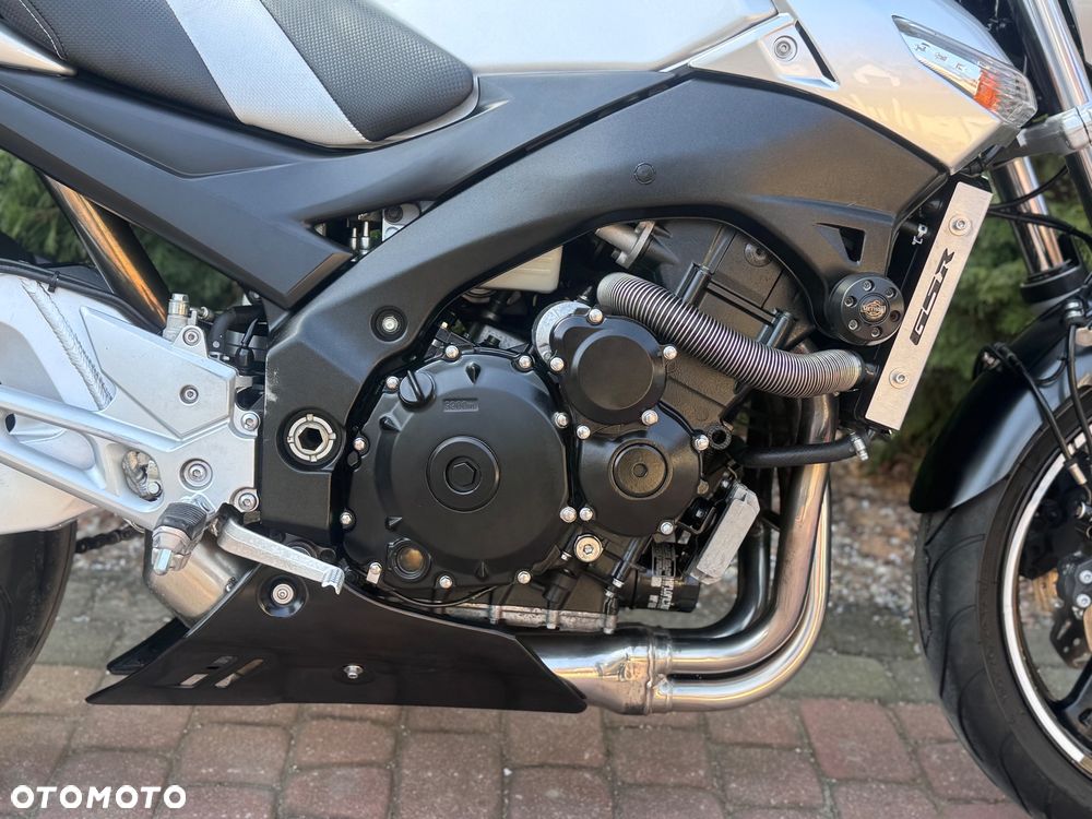 Suzuki GSR - 13