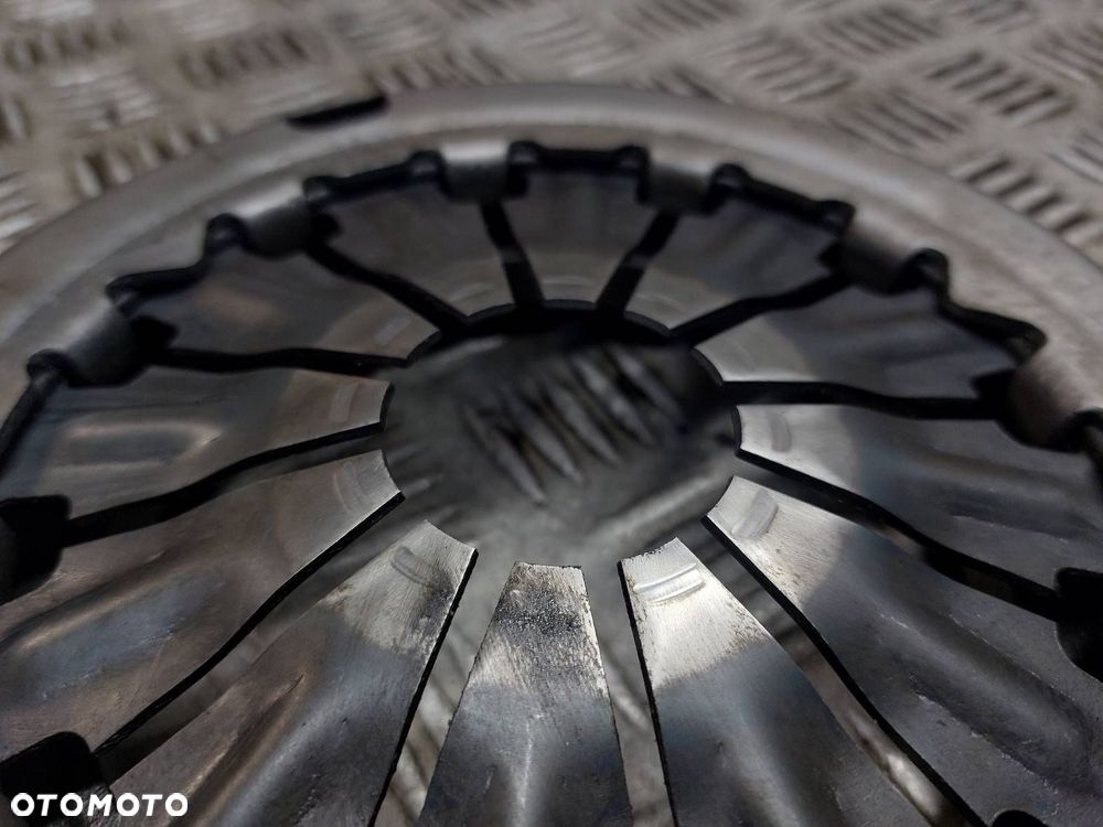 SPRZĘGŁO TARCZA + DOCISK + ŁOŻYSKO OPOROWE TOYOTA YARIS I 1.0 16V - 4