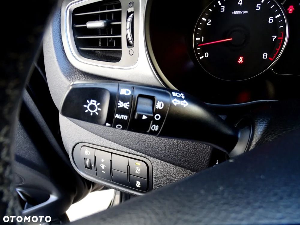 Kia Carens 1.6 GDI Attract - 23