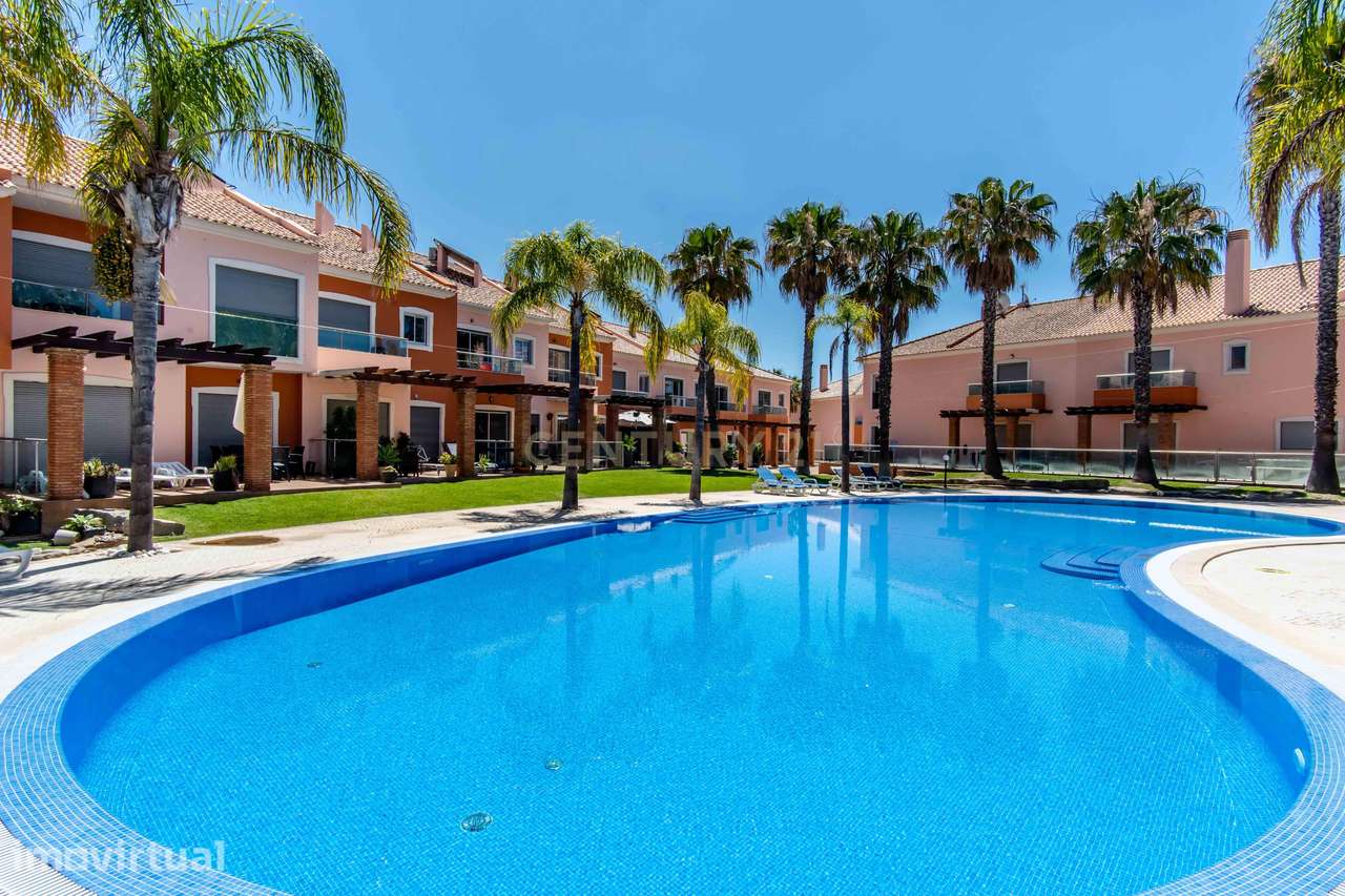 Moradia T2 - Áreas Amplas, Piscinas, Garagem Fechada e Estacionamento - Grande imagem: 4/38