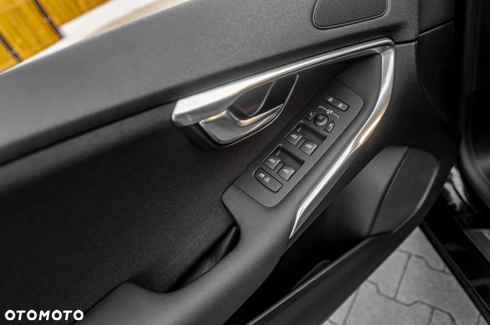 Volvo V40 D4 Drive-E Momentum - 28
