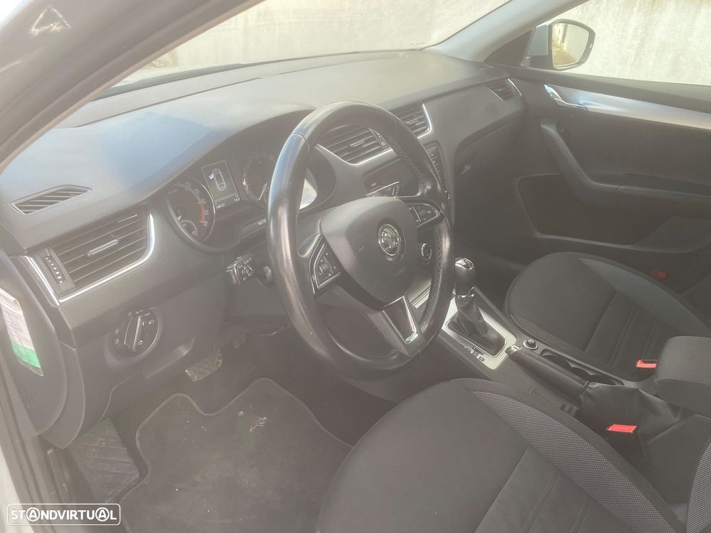 Skoda Octavia 1.6 TDI DSG Ambition - 8