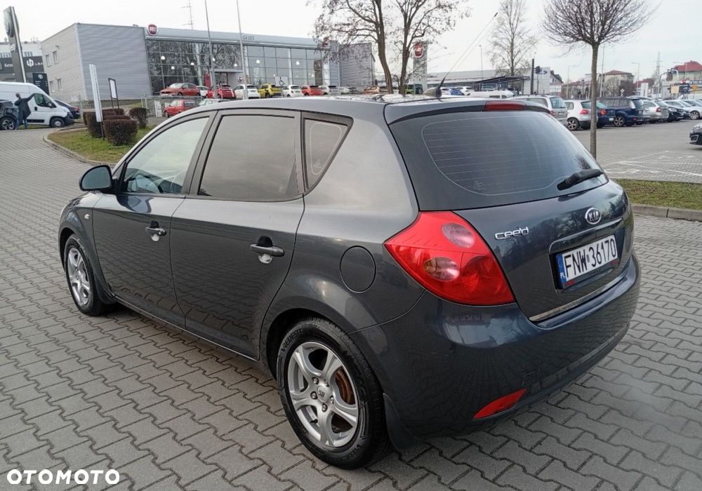 Kia Ceed - 10