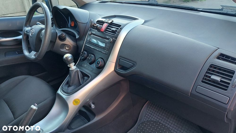 Toyota Auris 1.33 VVT-i Terra - 1