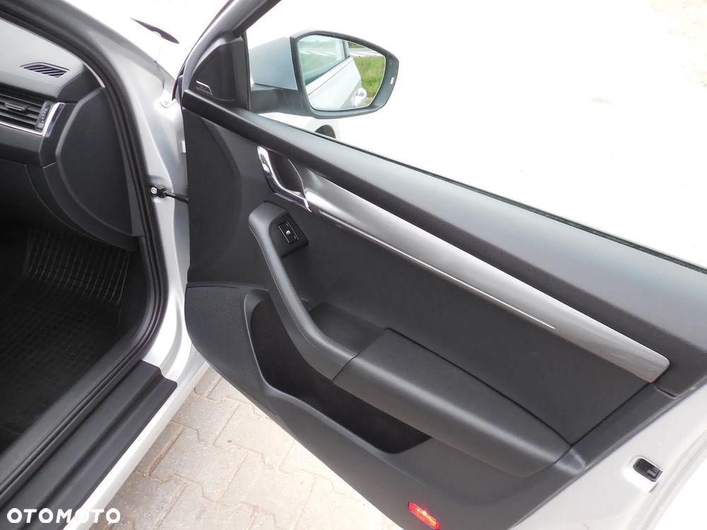 Skoda Octavia Combi 2.0 TDI Sportline - 9