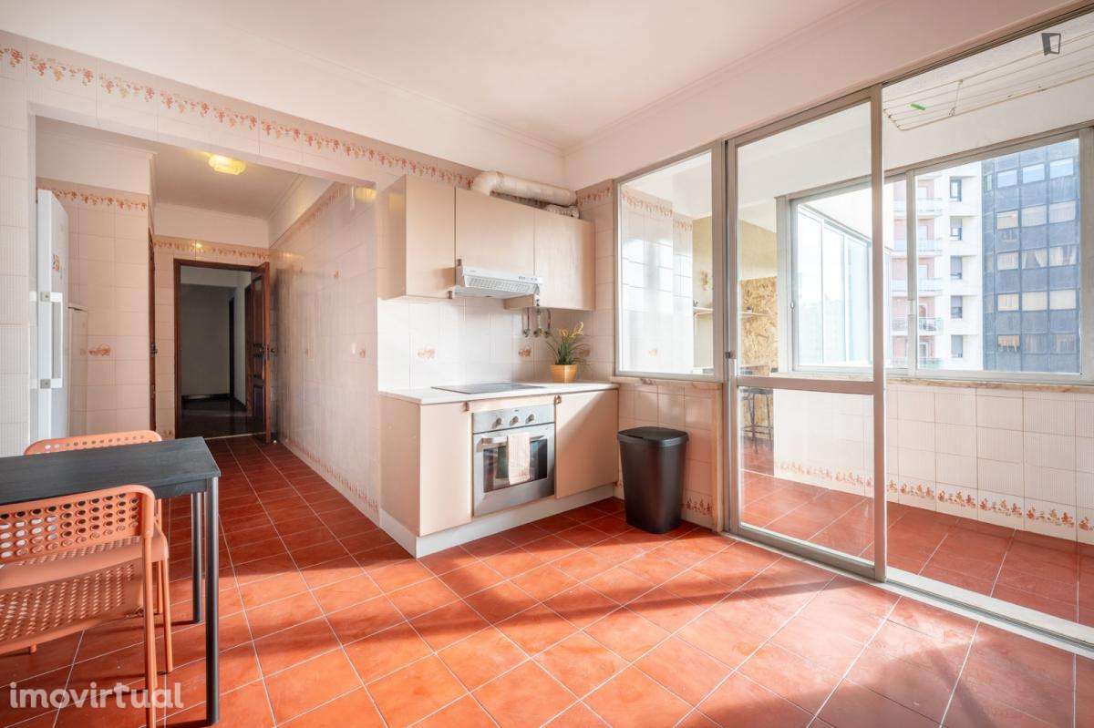 Quarto - localizado em Roma-Areeiro Lisbon - Grande imagem: 4/9