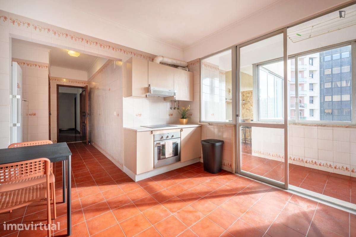 Quarto - localizado em Roma-Areeiro Lisbon - Grande imagem: 2/10