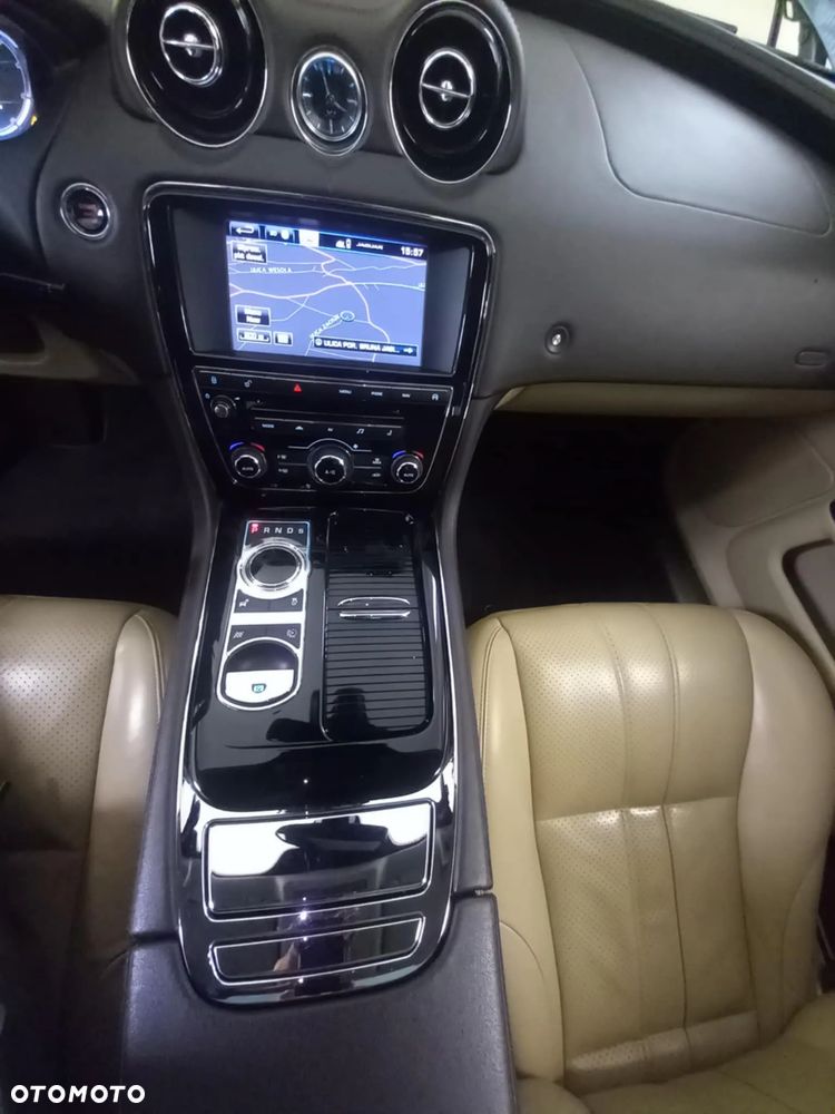 Jaguar XJ 3.0 D V6 LWB Premium Luxury - 21