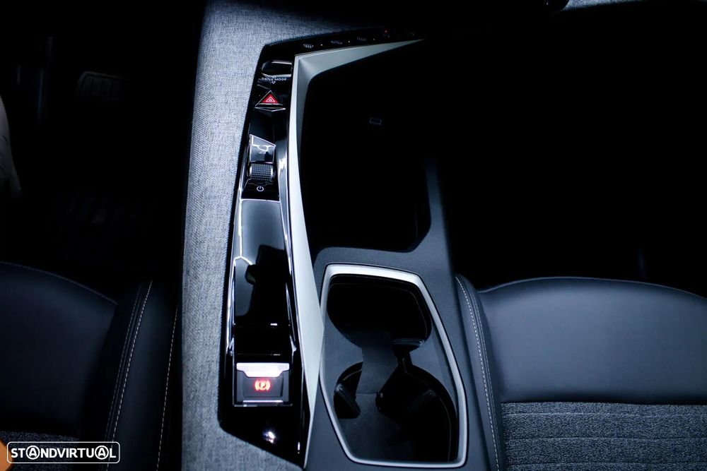 Peugeot 5008 1.2 Hybrid Allure Pack e-DCS6 - 32