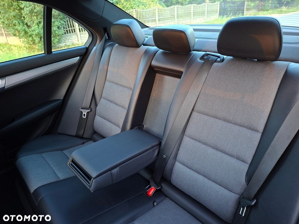 Mercedes-Benz Klasa C 200 CGI BlueEff Avantgarde - 18