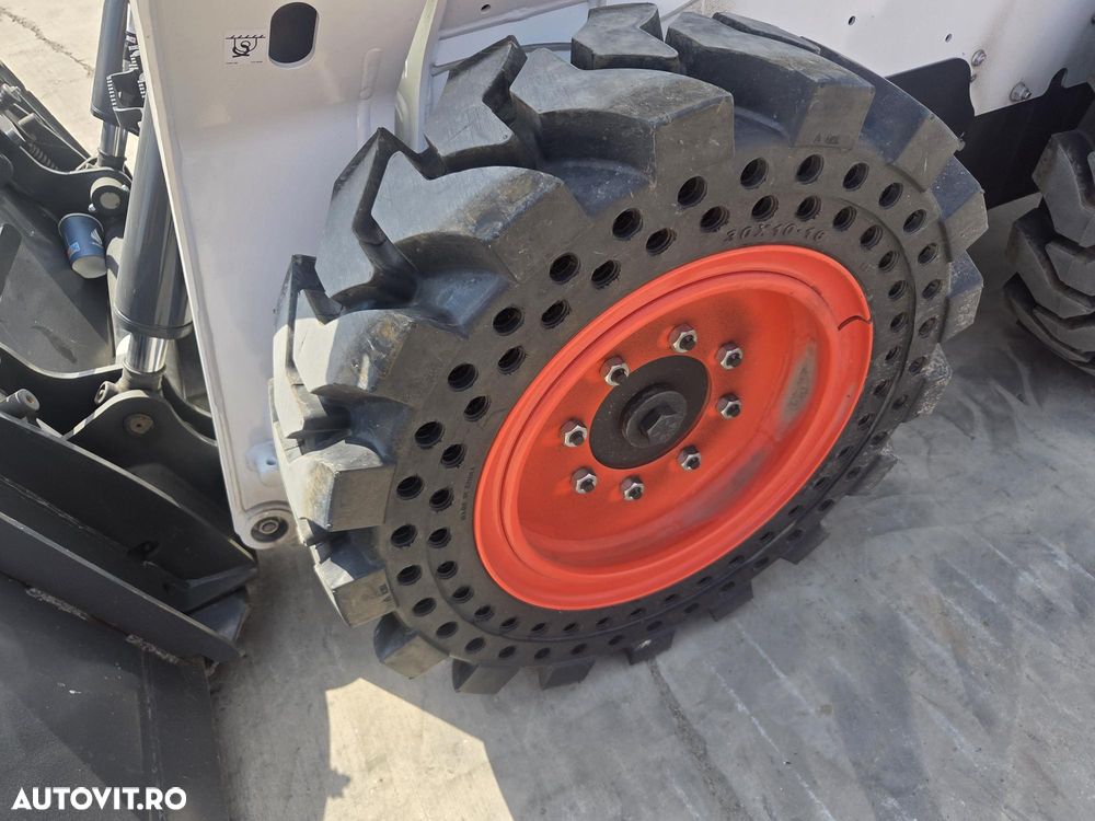 Bobcat S510, 2025, NOU, ridica 800kg, Masa operationala 3t, ANVELOPE PLINE, cabina inchisa cu AER CONDITIONAT, latime 1,7m, lungime 3,3m, inaltime 2m, motor KUBOTA 50CP, cupla rapida, furci, Jouystickuri, posibil leasing 4 ani-PROMOTIE 42.900 EUR+Tva - 18