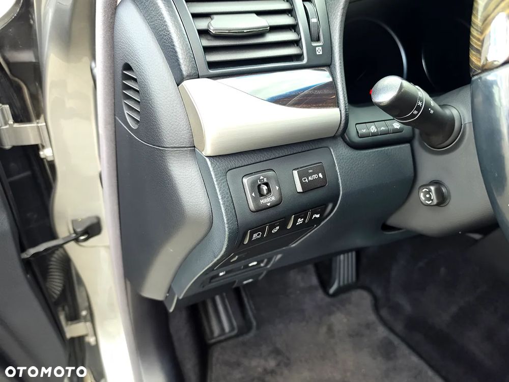 Lexus LS 460 AWD - 16