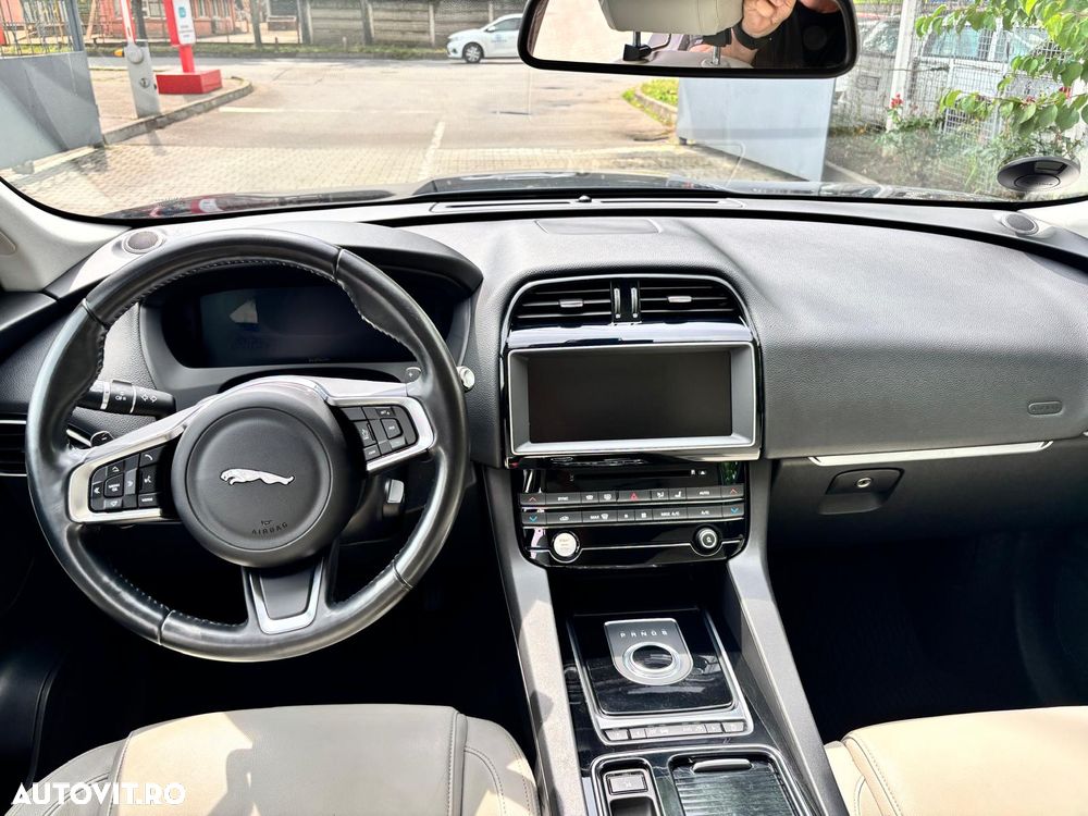 Jaguar F-Pace 25d AWD Prestige - 11