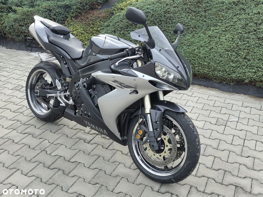 Yamaha R1 - 9