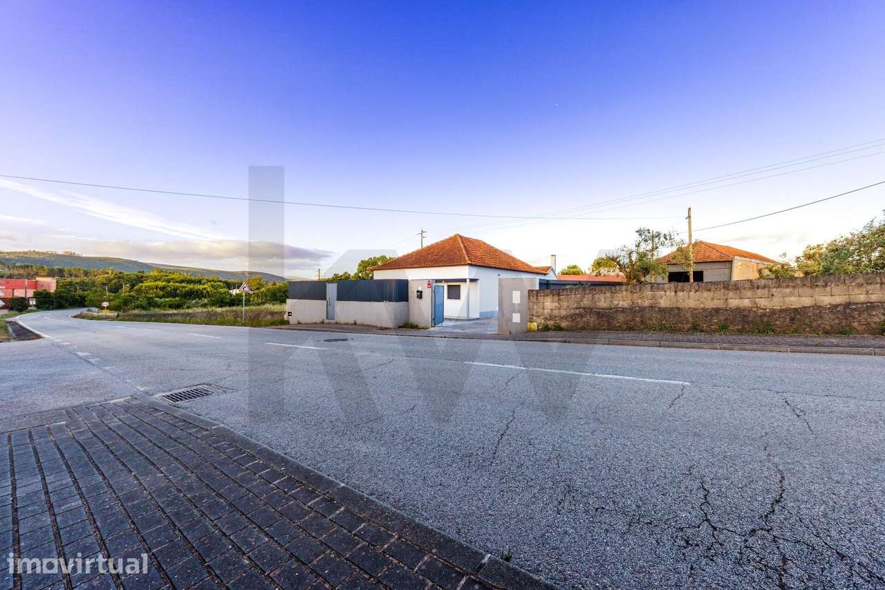 Exclusiva Moradia T4 Remodelada: 6.200m2 de Terreno a menos de 1h de L - Grande imagem: 4/51
