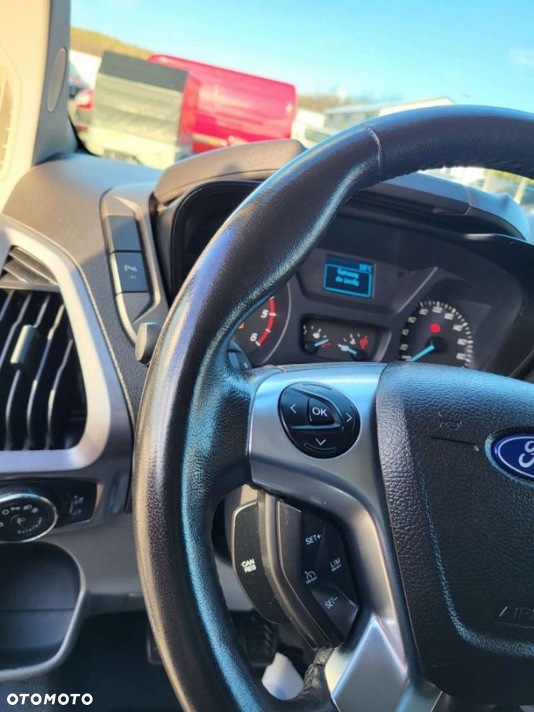 Ford Tourneo Custom - 33
