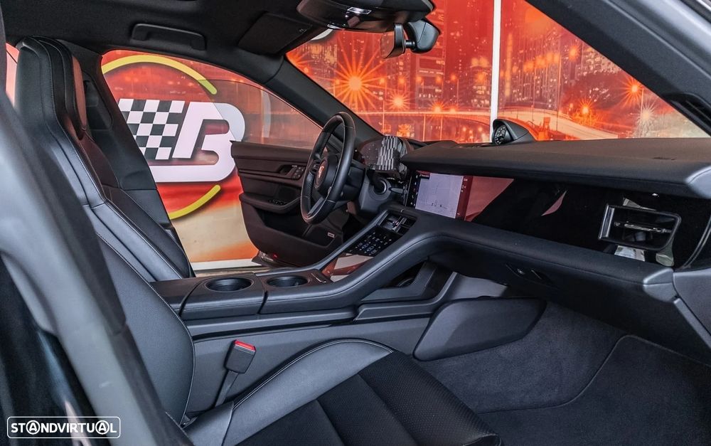 Porsche Taycan Cross Turismo 4 - 32