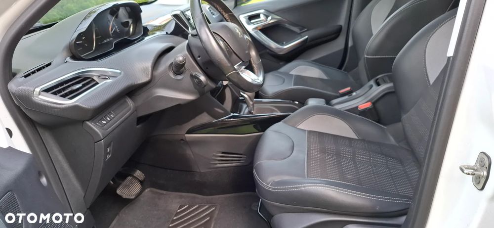 Peugeot 2008 1.2 Pure Tech GPF Allure S&S EAT6 - 21