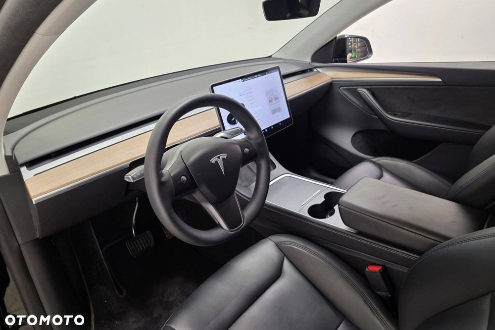 Tesla Model Y Long Range AWD - 25