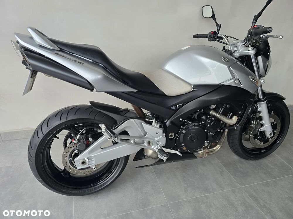 Suzuki GSR - 34
