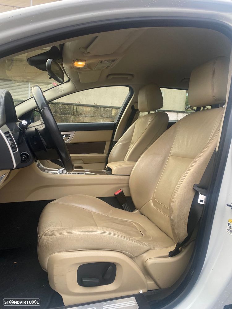 Jaguar XF Sportbrake 2.2 D Premium Luxury - 4